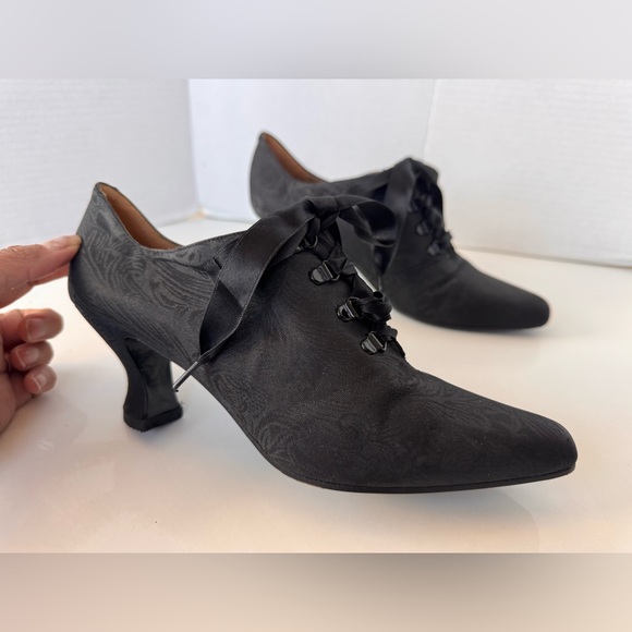 Vintage 90s Kenneth Cole black damask pompadour brocade jacquard lace up bootie - Picture 5 of 11